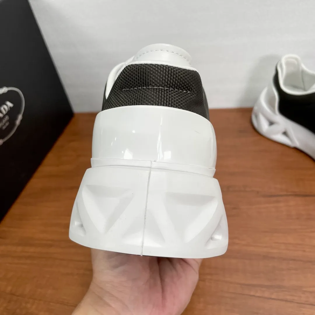 💰720 Code: YS003342 Prada/Prada men's new mesh stitching sneakers. This sneaker presents a modern version, reinterpreting the brand's archive style with clean lines and smooth details. The shoes are made of calf leather and technical fabric, with a triangular metal logo on the outside, bright TPU decoration on the heel, and a longer and padded inner heel design for a more comfortable fit. The tongue is decorated with a silk-screen logo, and is paired with a hollow rubber sole on the heel. The full cowhide lining comes standard with logo cowhide foot pads, making the upper foot taller, more comfortable, and versatile! Comes with full original packaging! Code number: 39-40-41-42-43-44 Standard leather shoe size (45 can be customized and returns are not supported) Item number: 2EE918 mesh dark green